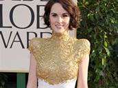 Michelle Dockery zvolila bílé šaty s těžkou zlatou krajkou od návrháře...