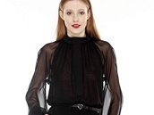 Černé večerní šaty z hedvábného šifonu z kolekce TIQE návrhářky Petry Balvínové