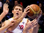 Pardubick basketbalista Zbynk Pospil v duelu se Svitavami.