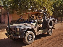 Francouzt vojci postupuj na sever Mali. (16. ledna 2013)