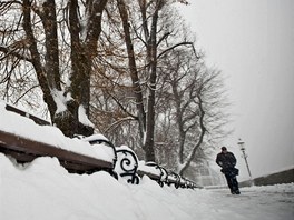 Silnice na Slovensku jsou sjízdné, západ zem ale musí poítat se snením a...