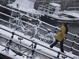 Snhová peina dolehla i na pitoreskní uliky a grachty Amsterdamu.