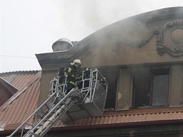 V rohovm dom hoelo v lonici bytu v podkrov. Hasii se dovnit dostali po