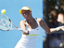 VOLEJ. Andrea Hlavkov trefuje ve vzduchu mek, na Australian Open skonila