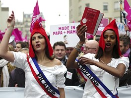 eny v dobových kostýmech z Velké francouzské revoluce demonstrují s obanským...