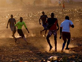 FOTBAL MEZI BOMBAMI. Skupina mladík nehledí na vyhrocenou situaci v Mali a v...