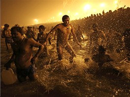 OITNÍ OD HÍCH. Miliony Ind se bhem festivalu Kumbha méla vrhli do vod...