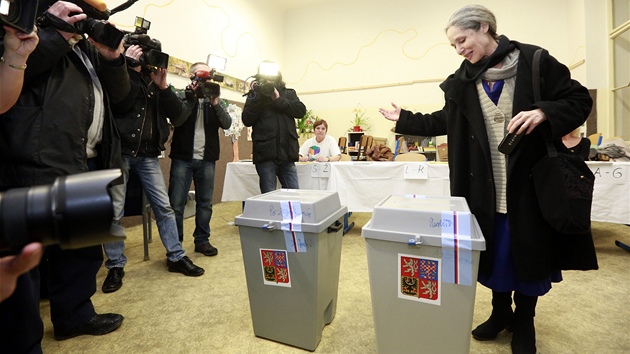 Táňa Fischerová odevzdala svůj hlas ve volbách Jiřímu Dienstbierovi nebo Zuzaně Roithové. Hodila si prý korunou, kdo jí vyšel, nesdělila. (11. ledna 2013)