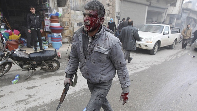 Bojovnk Syrsk osvobozeneck armdy po toku vldnch letadel na msto Azz nedaleko Aleppa (10. ledna 2013)