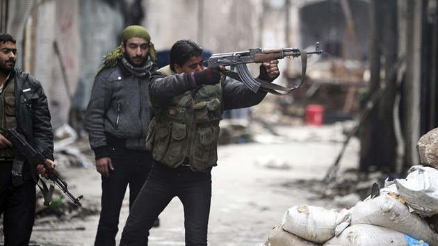 Bojovnci Syrsk osvobozeneck armdy v Aleppu (10. ledna 2013)