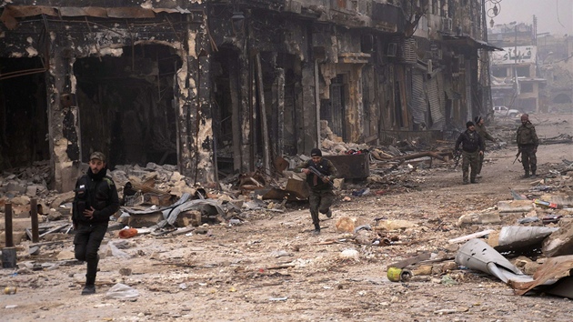 Bojovnci loajln prezidentovi Baru Asadovi v Aleppu (10. ledna 2013)