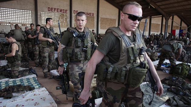 Francouzt vojci na letiti v Bamaku (15. ledna 2013)