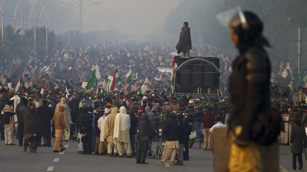 Stoupenci vlivnho pkistnskho duchovnho Muhammada Tahira Kadrho na pochodu do Islmbdu (15. ledna 2013)