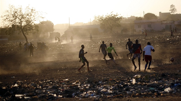 Afrit kluci hraj fotblek v hlavnm mst Mali Bamako (16. ledna 2013)