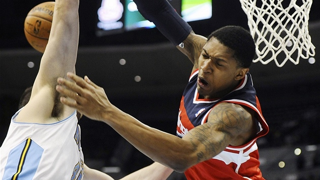 FAUL. Bradley Beal z Washingtonu (vpravo) narazil. Pokraovn akce mu znemonil Kosta Koufos z Denveru.