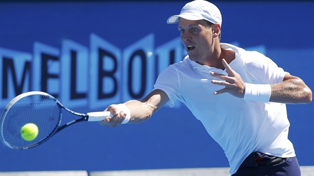 DLOUH RUKA. Tom Berdych trefuje mek pi zpase prvnho kola Australian Open.