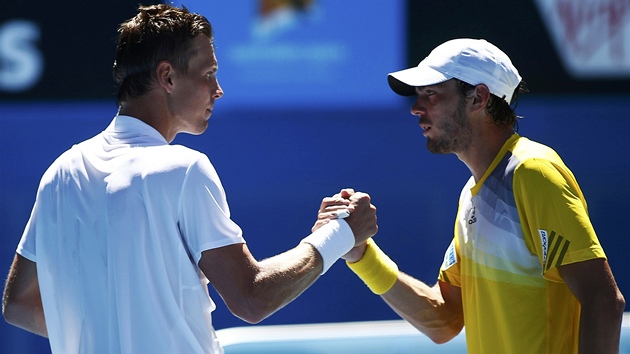 DKY ZA HRU. Tomi Berdychovi k postupu do 3. kola Australian Open gratuluje soupe Rufin z Francie.