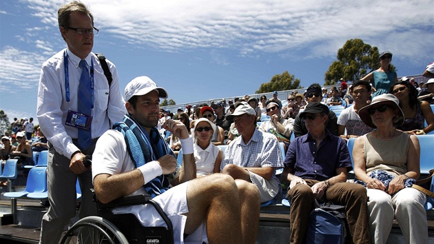 NEASTN KONEC. Americk tenista Brian Baker po zrann kolene odjel ze zpasu druhho kola Australian Open na vozku.