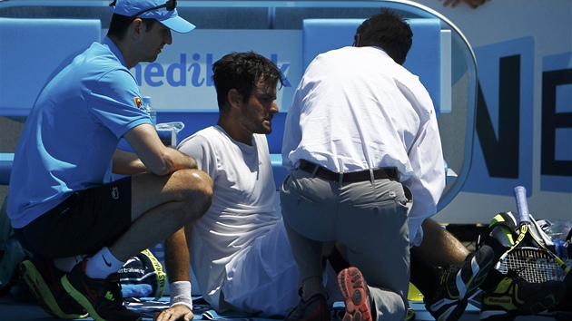 ZRANN. Americk tenista Brian Baker si petrhl meniskus v koleni a na Australian Open skonil ve druhm kole.