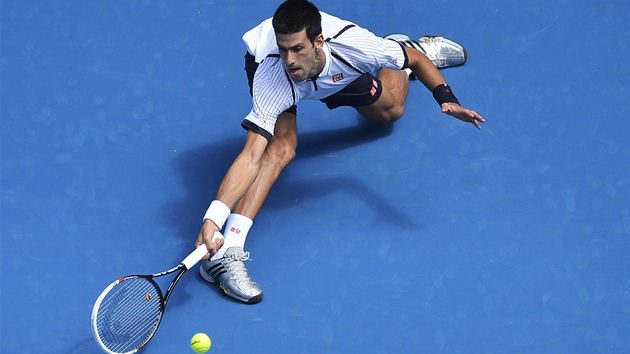 SKLUZ. Srb Novak Djokovi se doklouzal k mku v utkn 3. kola Australian Open proti tpnkovi.