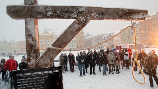 Dal protest proti komunistm ve veden kraje na eskobudjovickm nmst zkomplikoval snh. (17. ledna 2013)