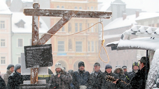 Dal protest proti komunistm ve veden kraje na eskobudjovickm nmst zkomplikoval snh. (17. ledna 2013)