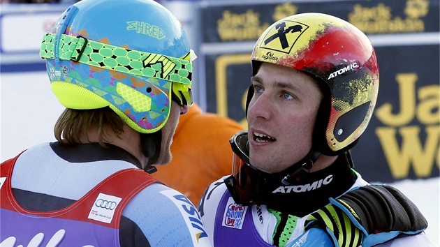 BYLS LEP. Rakuan Marcel Hirscher (vpravo) po obm slalomu v Adelbodenu gratuluje vtzi Tedu Ligetymu.