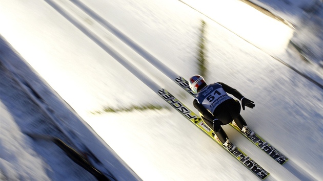 ROZJEZD. vcarsk skokan na lych Simon Ammann se rozjd z mstku v Zakopanm.