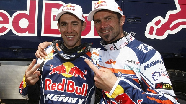 TO JE DVOJKA. Cyril Desprs z Francie (vpravo) pzuje fotografm s portugalskm jezdcem Rubenem Fariasem.
