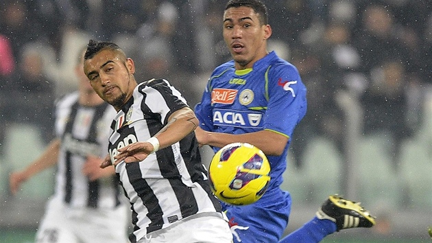 T̎K M. Arturo Vidal z Juventusu (vlevo) svd souboj s Allanem Marquesem, fotbalistou Udinese.