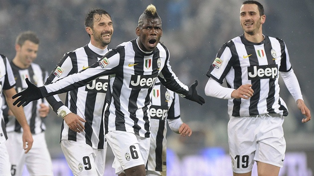 NO A CO TE? Jako by Paul Pogba z Juventusu (vpedu) ekal, jak hri Udinese zareaguj na gl, kter jim vstil. 