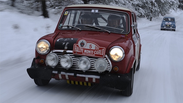 Rauno Aaltonen za volantem pvodnho mini na trati Rally Monte Carlo vetern