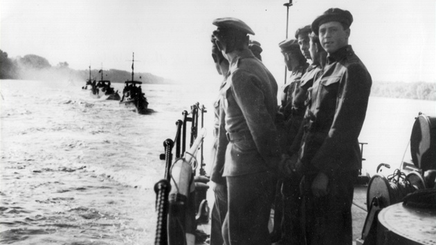 Hlídka na Dunaji. V pozadí jsou dělové čluny československých námořníků.