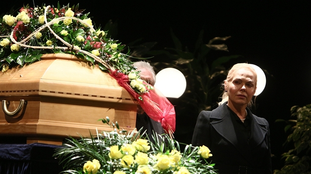 Dagmar Havlov u rakve Jiiny Jirskov (11. ledna 2013)
