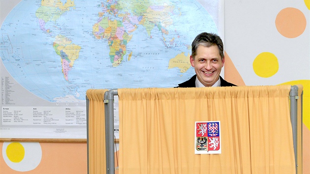 Jiří Dienstbier odevzdal svůj hlasovací lístek ve volební místnosti na střední škole v pražské Belgické ulici. (11. ledna 2013)