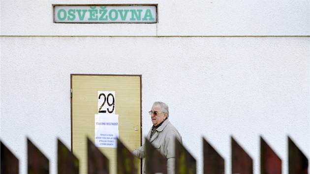 V hospodě zvané Osvěžovna v královéhradecké čtvrti Slatina volili obyvatelé v přímé volbě prezidenta. (12. ledna 2013)