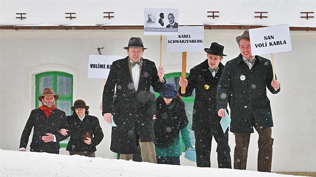 Spolek archaických nadšenců ze Sebranic se vydal k volbám v prvorepublikových kostýmech. Všichni odevzdali svůj hlas Karlu Schwarzenbergovi. (11. ledna 2013)