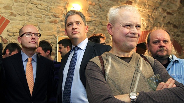 Bohuslav Sobotka, Jiří Dienstbier a Vladimír Špidla sledují první výsledky prezidentských voleb. (12. ledna 2013)