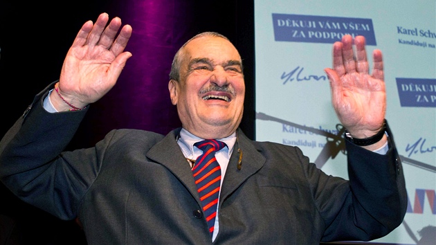 Karel Schwarzenberg vystoupil s projevem, kterm zahjil pedvolebn kampa k druhmu kolu prezidentskch voleb. (12. ledna 2013)