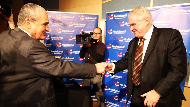 Milo Zeman a Karel Schwarzenberg se utkali v prezidentsk debat ve veejnoprvnm eskm rozhlasu. (16. ledna 2013)