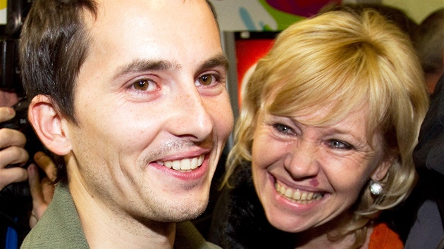 Martin Pezlar se vt s maminkou na letiti v Praze. (17. ledna 2013)
