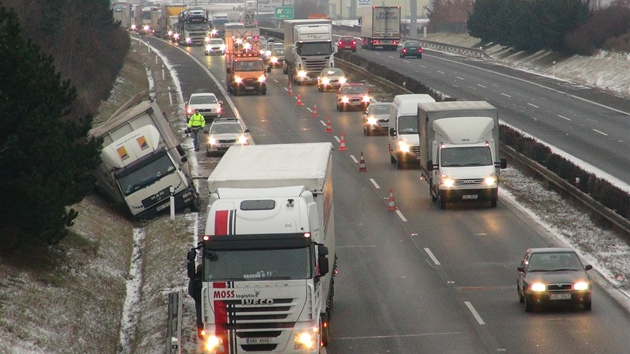 Kamion skonil na D5 u Tlustic po srce s autobusem v pkopu.