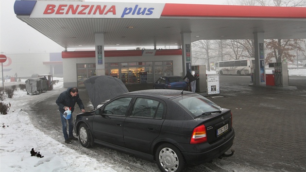 Pr hodin po dramatickm pepaden zakonenho stelbou strnka je benzinov pumpa na okraji Karvin pln v provozu. (16. ledna 2013)