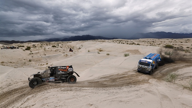 PED BOU. Ajrat Mardjev s kamionem kamaz v 11. etap Rallye Dakar za bugynou Van Den Goorbergha z Nizozemska.