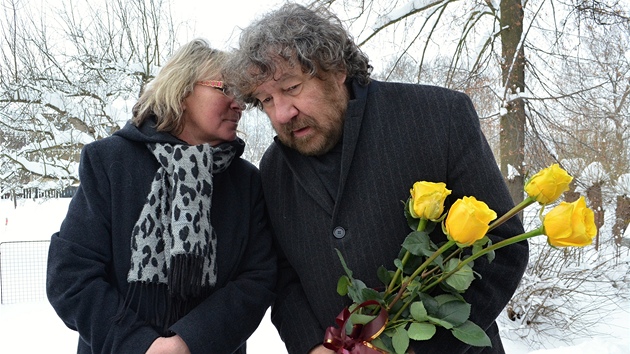 Zdeněk Troška položil na rakev žluté růže. Hereččiny oblíbené květiny přinesli i další smuteční hosté.