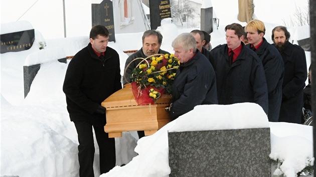 Rakev s ostatky slavné herečky spočine na hřbitově v Malenicích.