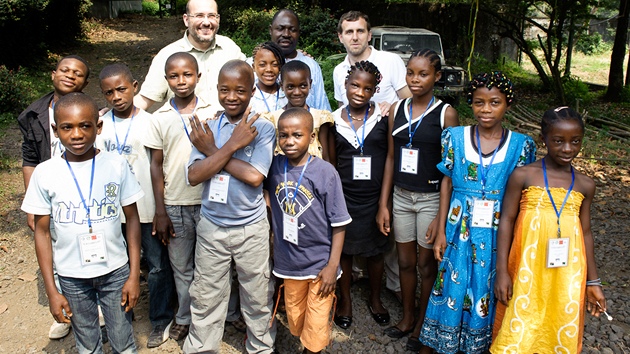 První cestu Toulavého autobusu absolvovalo 12 dětí, které absolvovaly vzdělávací program v záchranné stanici v Limbe. 