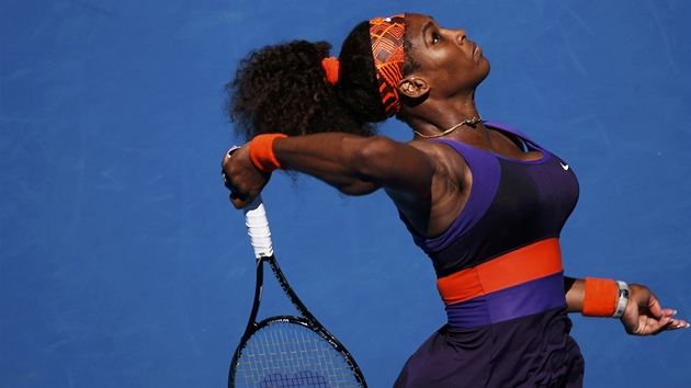 BUDE TO ESO? Serena Williamsov z USA servruje bhem utkn 3. kola Australian Open proti Ayumi Moriataov z Japonska.