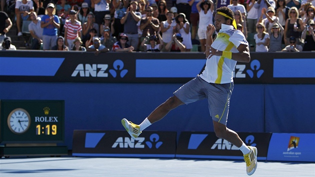 Francouzsk tenista Jo Wilfried Tsonga na Australian Open slav postup do osmifinle, kdy si poradil s Blaem Kavie, ze Slovinska lehce ve tech setech. 