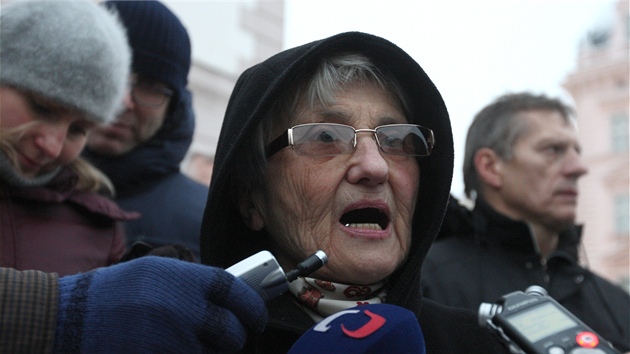 Na olomoucký protest proti zástupcům KSČM ve vedení kraje přišla v pondělí 14. ledna 2013 také sestra bratří Mašínů Zdena Mašínová. Vpravo za ní stojí Vladimír Hučín.